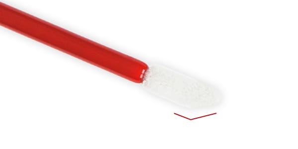 まぶたのキワにも塗りやすい。45度カットチップアプリケーター